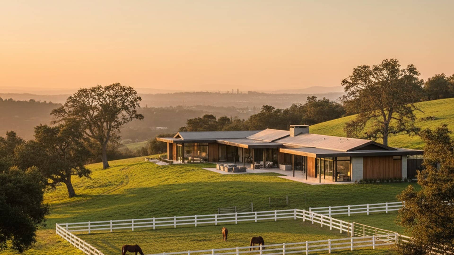 Los Altos Hills 山顶现代住宅 — 落地玻璃、湾区远景与白栅马场